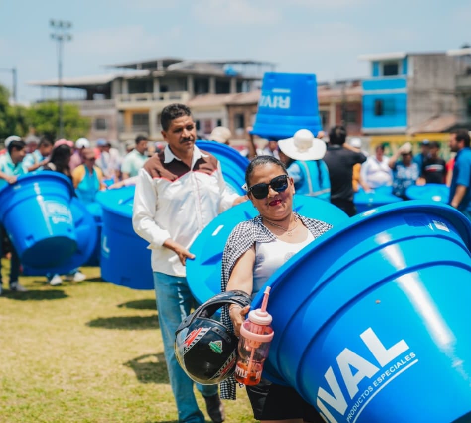 WhatsApp-Image-2025-09-13-at-07.58.46-1 PREFECTA DEL GUAYAS ENTREGO KITS DE AGUA