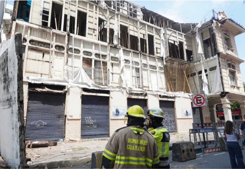 Pared Cayó Sobre Un Poste