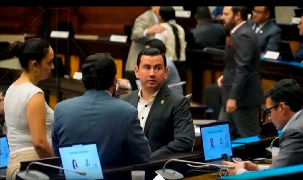 RENUNCIARON 12 ASAMBLEISTAS