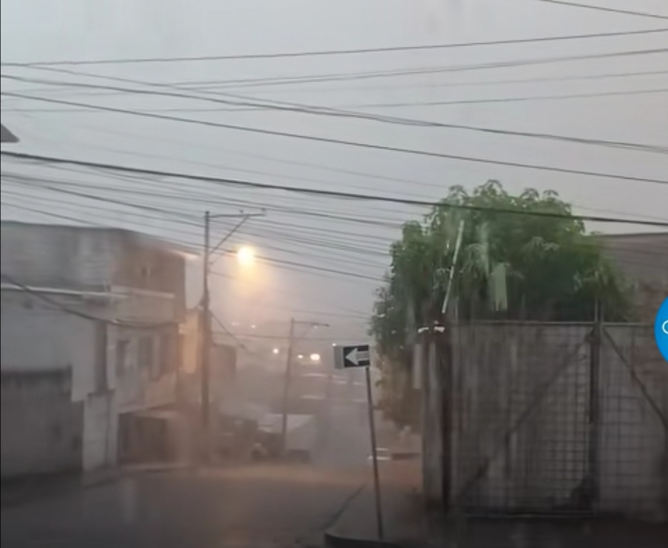 FUERTE LLUVIA EN GUAYAQUIL